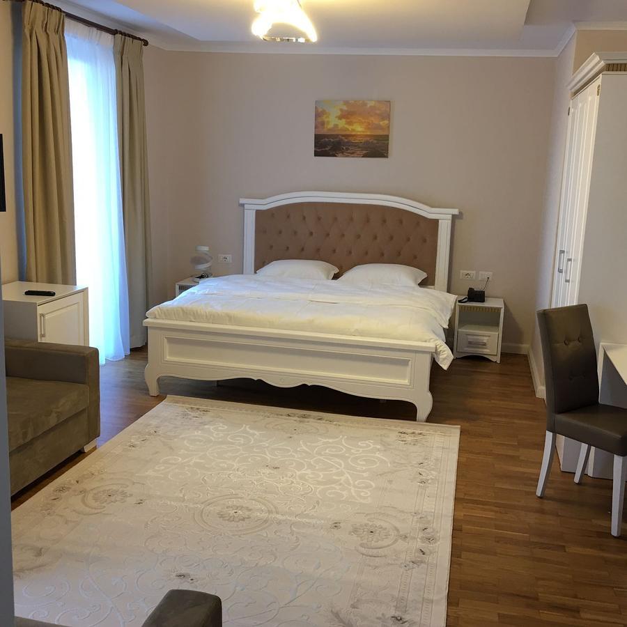 Hotel Turizem Shkelzeni Bajram Curri Exterior photo