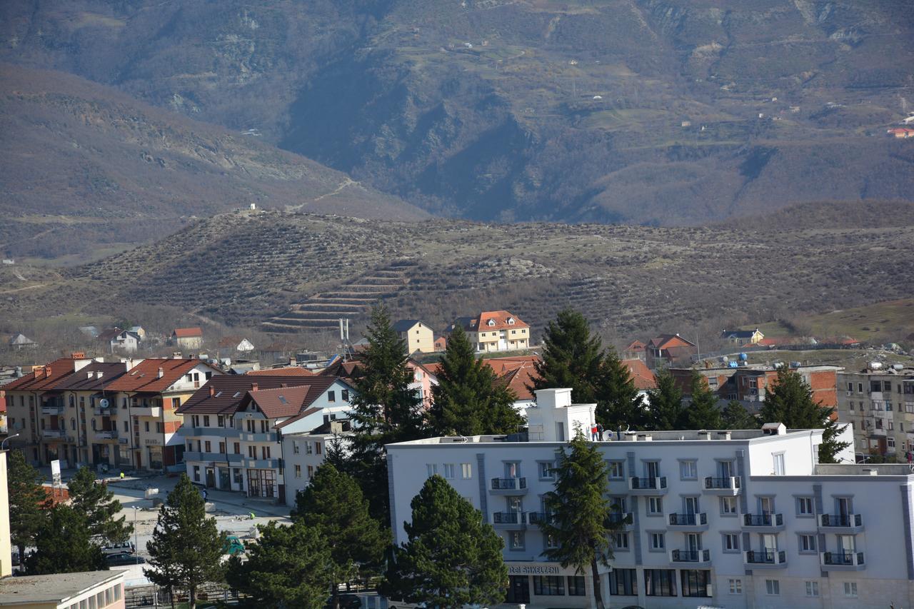 Hotel Turizem Shkelzeni Bajram Curri Exterior photo