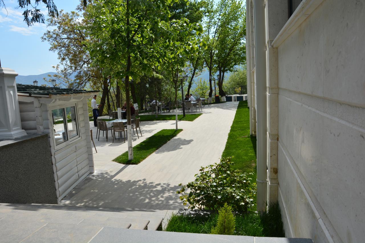 Hotel Turizem Shkelzeni Bajram Curri Exterior photo