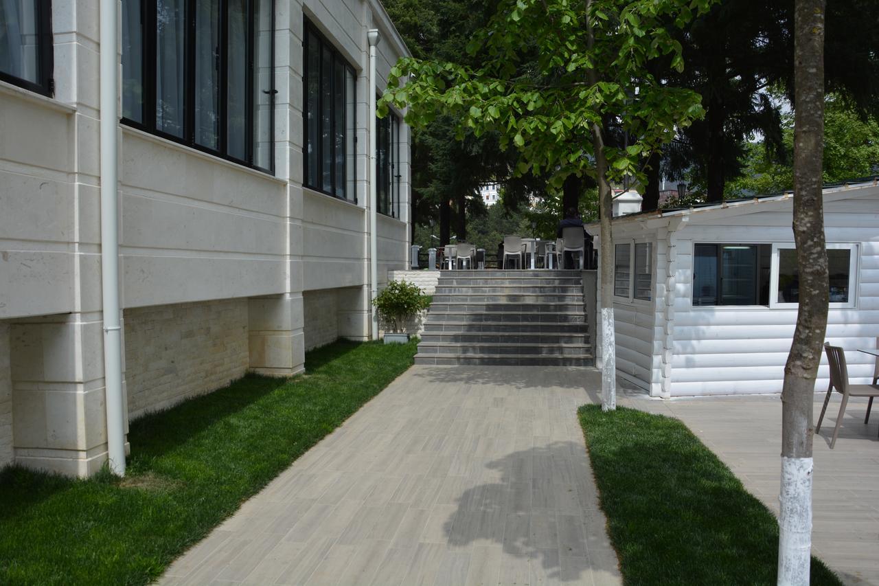 Hotel Turizem Shkelzeni Bajram Curri Exterior photo
